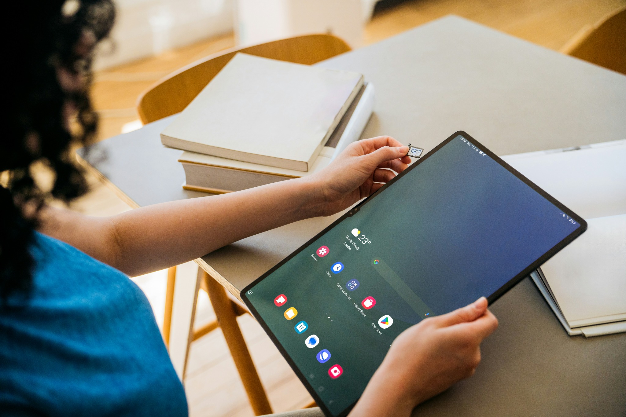Persona usando una tablet